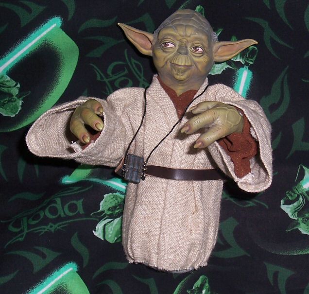 Detail of Sideshow Collectibles Yoda figurine - front