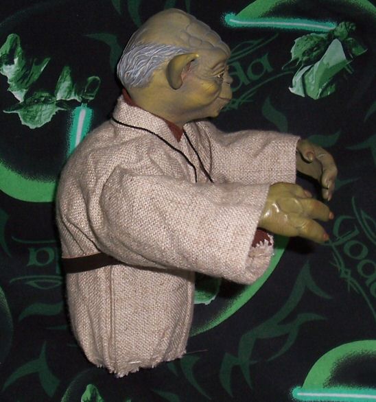 Detail of Sideshow Collectibles Yoda figurine - side