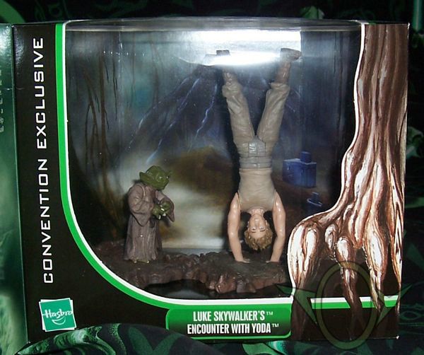 Hasbro - Mexican Convention Exclusive Yoda and Luke - inside figures