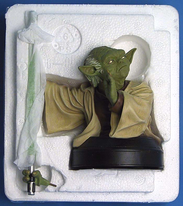 Gentle Giant Yoda minibust - Yoda in the packaging